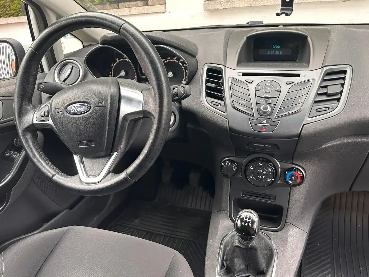Gebraucht Ford Fiesta 105 PS (77 kW) 2016 Weiß Kleinwagen