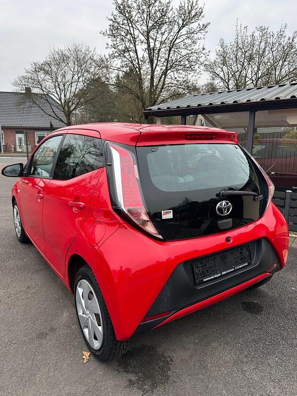 Gebraucht Toyota Aygo 75 PS (55 kW) 2016 Rot Kleinwagen