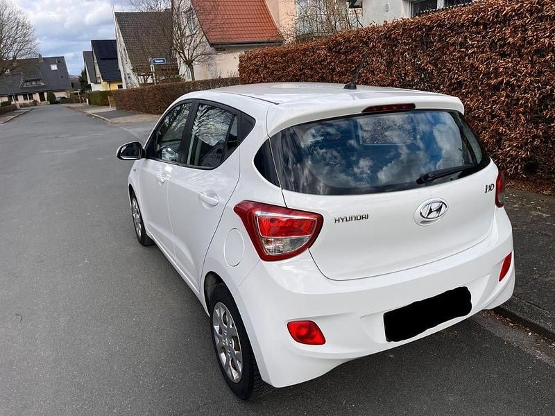 Gebraucht Hyundai i10 69 PS (50 kW) 2016 Weiß Kleinwagen