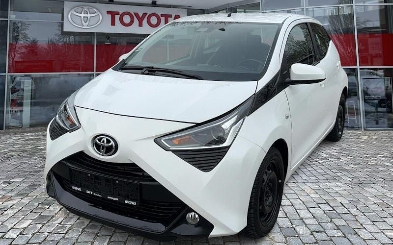Super white 2 Gebraucht 2021 Toyota Aygo X-play Kleinwagen | 10.490 € (Fairer Preis) - Bild 1/4