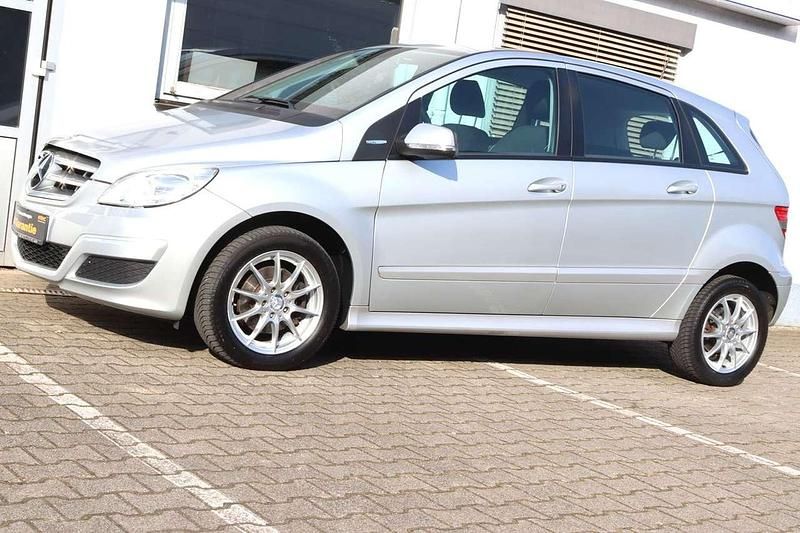 Gebraucht Mercedes B180 116 PS (85 kW) 2011 Polarsilber  metalliclack Van / Kleinbus