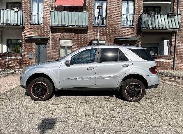 Silber Gebraucht 2006 Mercedes ML320 SUV | 7.500 € (Fairer Preis) - Bild 1/4