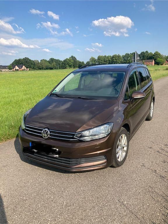 Braun Gebraucht 2016 VW Touran Comfortline Van / Kleinbus | 17.150 € (Etwas zu teuer) - Bild 1/4