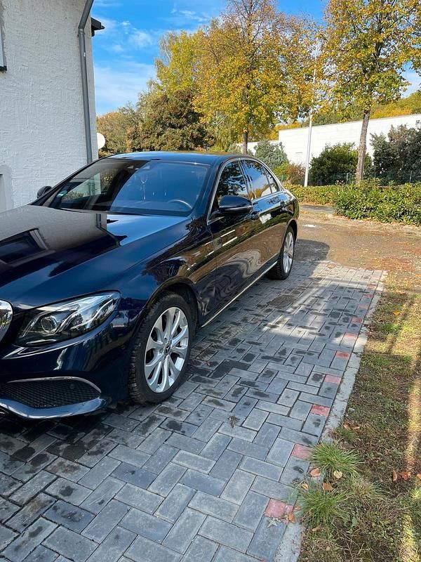 Blau Gebraucht 2017 Mercedes E350 Limousine | 19.900 € (Fairer Preis) - Bild 1/4