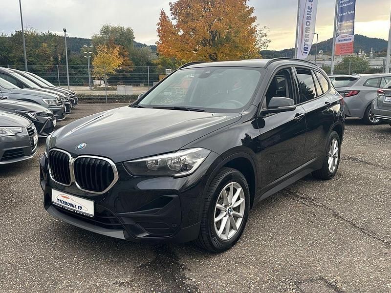 Black sapphire metallic Gebraucht 2021 BMW X1 Advantage SUV | 17.850 € (Guter Preis) - Bild 1/4