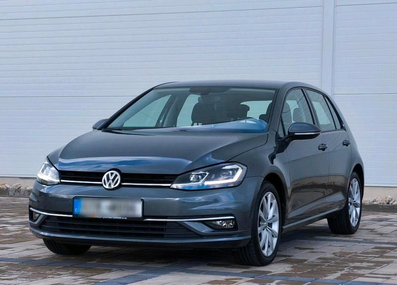Grau Gebraucht 2017 VW Golf VII Kleinwagen | 12.499 € (Fairer Preis) - Bild 1/4