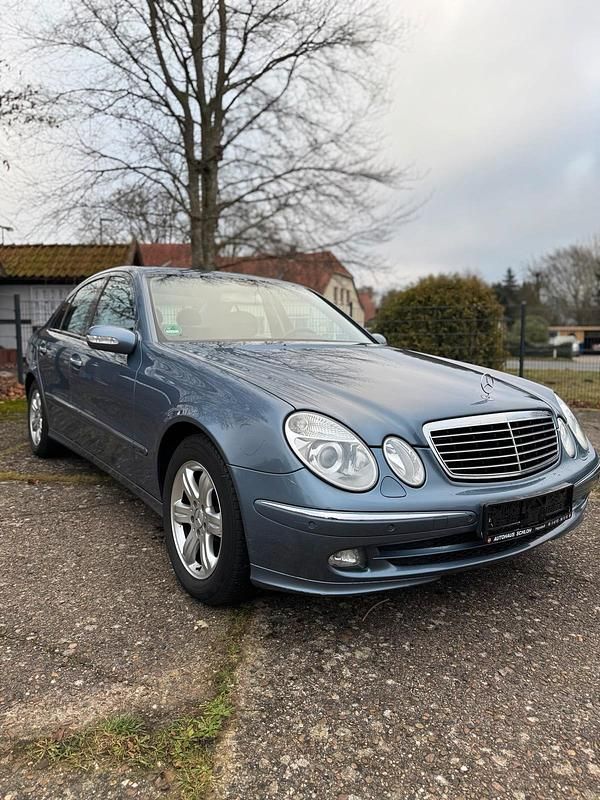 Blau Gebraucht 2005 Mercedes E220 Avantgarde Limousine | 5.490 € (Fairer Preis) - Bild 1/4