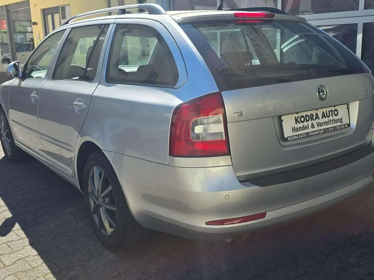 Gebraucht Skoda Octavia Ambition 122 PS (89 kW) 2011 Grau Kombi