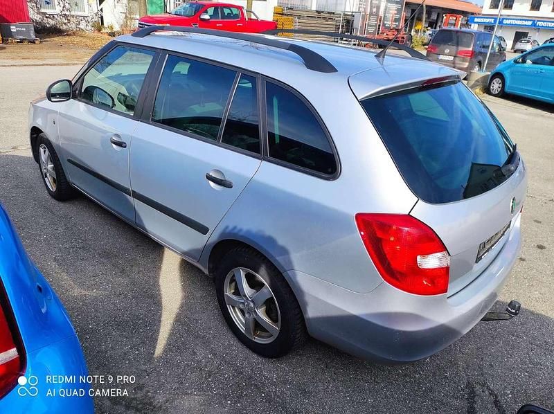 Gebraucht Skoda Fabia Active 90 PS (66 kW) 2012 Brilliantsilber metallic Kleinwagen