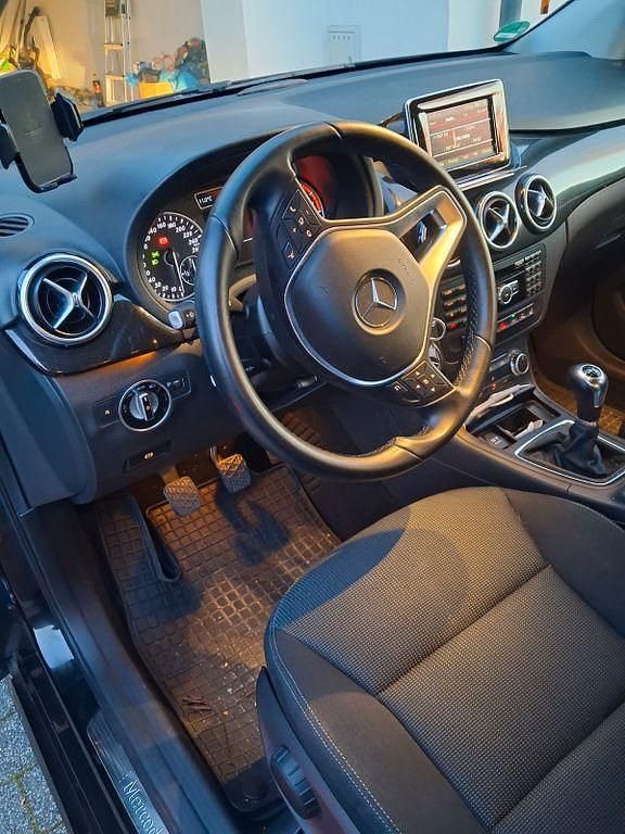 Gebraucht Mercedes B180 Style 122 PS (89 kW) 2015 Schwarz Van / Kleinbus