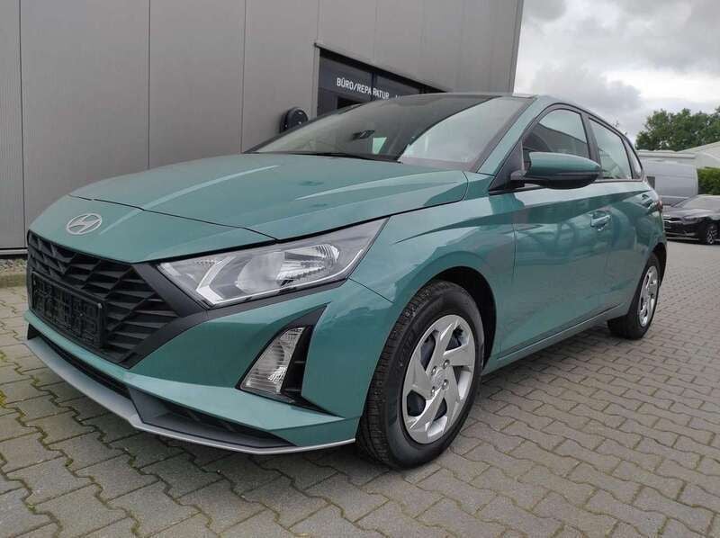 Mangrove grün Neu 2025 Hyundai i20 Limousine | 18.640 € (Superpreis) - Bild 1/4