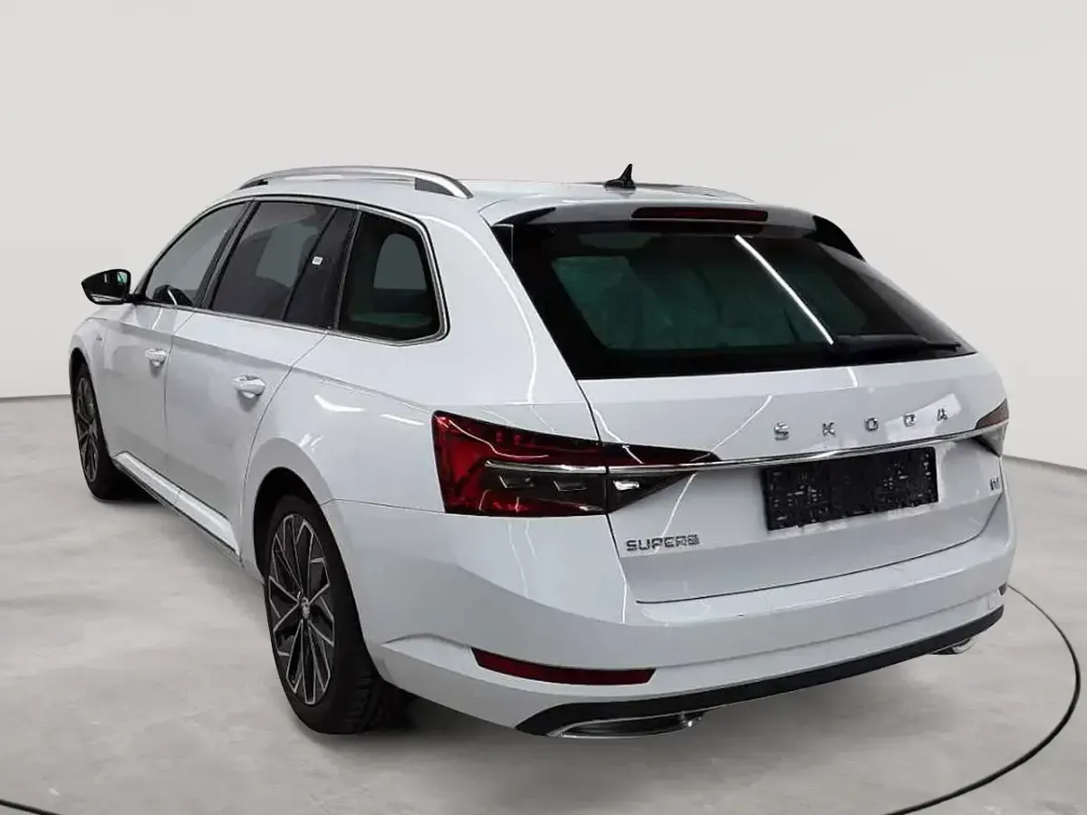 Gebraucht Skoda Superb LAURIN & KLEMENT 156 PS (114 kW) 2022 Moonweiß perleffekt Kombi