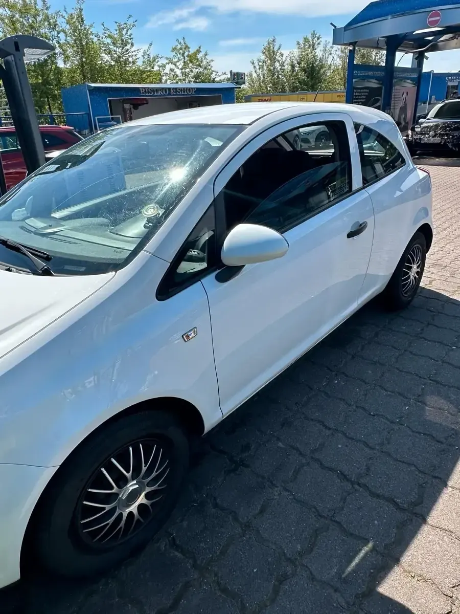 Używany Opel Corsa 60 KM (44 kW) 2010 Biały Hatchback