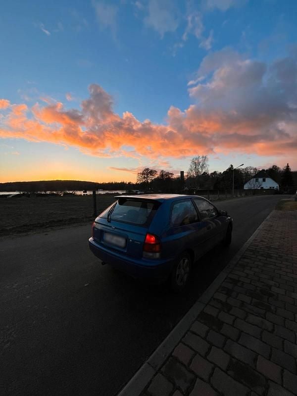 Gebraucht Mazda 323F 88 PS (64 kW) 1999 Blau Kleinwagen