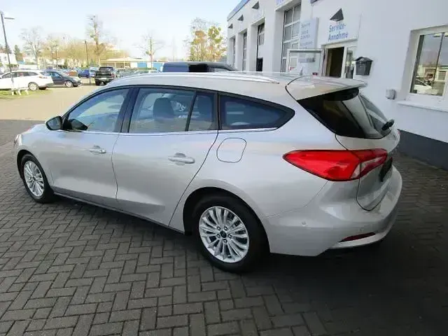Używany Ford Focus Titanium 125 KM (91 kW) 2021 Srebrny Sedan/Limuzyna
