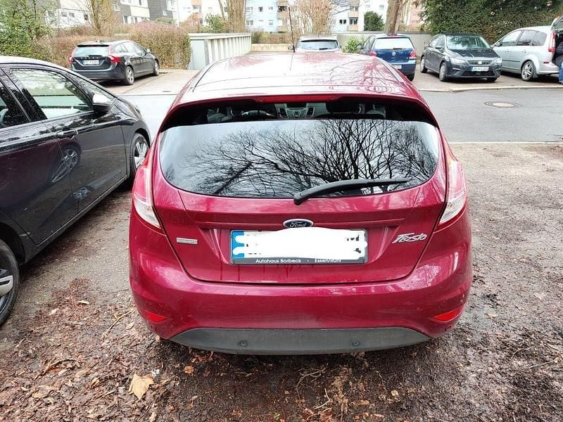 Gebraucht Ford Fiesta Trend 101 PS (74 kW) 2014 Rot Kleinwagen