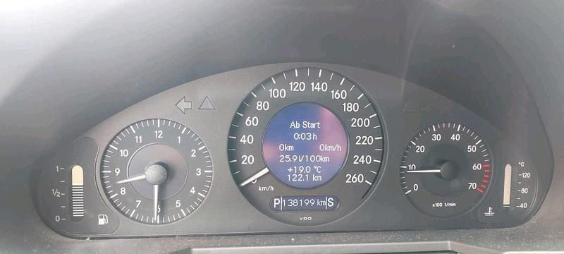 Silber Gebraucht 2004 Mercedes E200 Classic Limousine | 4.850 € (Guter Preis) - Bild 1/4