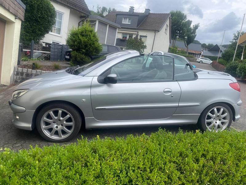 Silber Gebraucht 2006 Peugeot 206 CC Platinum Cabrio | 850 € (Superpreis) - Bild 1/4