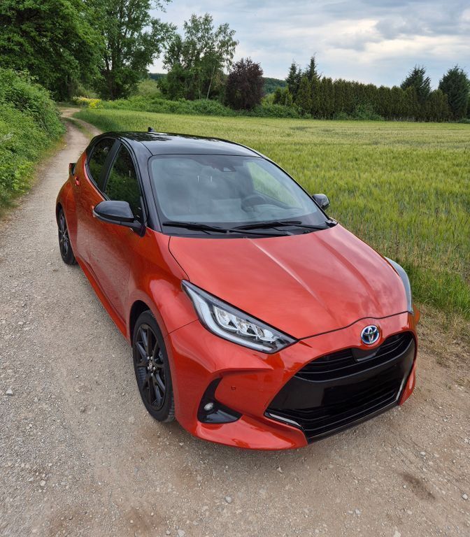 Orange Gebraucht 2023 Toyota Yaris Hybrid Style Limousine | 22.000 € (Fairer Preis) - Bild 1/4
