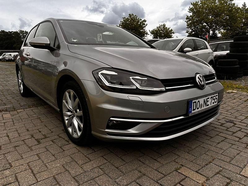 Silber Gebraucht 2018 VW Golf Highline Coupé | 18.230 € - Bild 1/4