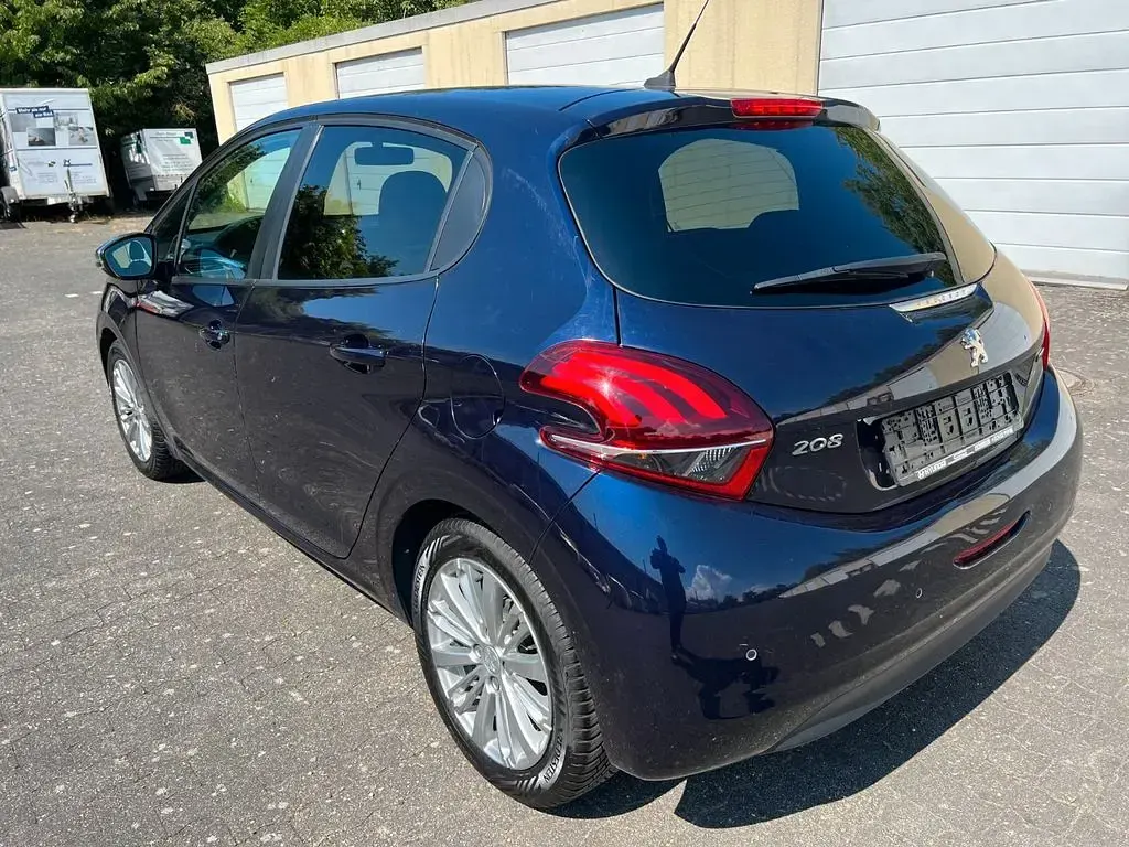 Gebraucht Peugeot 208 Allure 82 PS (60 kW) 2017 Violett Kleinwagen
