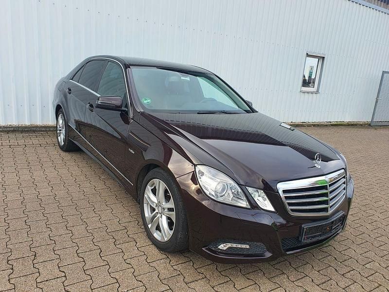 Blau Gebraucht 2009 Mercedes E250 Avantgarde Limousine | 10.490 € (Fairer Preis) - Bild 1/4