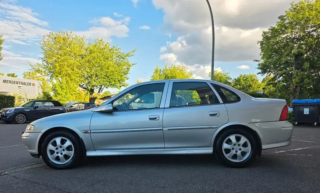 Usata Opel Vectra Comfort 101 CV (74 kW) 2001 Argento Berlina