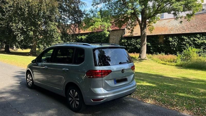 Gebraucht VW Touran Move 122 PS (89 kW) 2024 Silber Van / Kleinbus