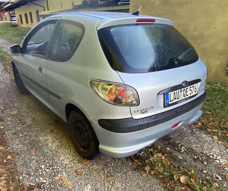 Gebraucht Peugeot 206 75 PS (55 kW) 2001 Limousine