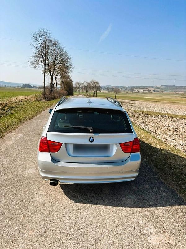 Gebraucht BMW 320 177 PS (130 kW) 2010 Silber Kombi