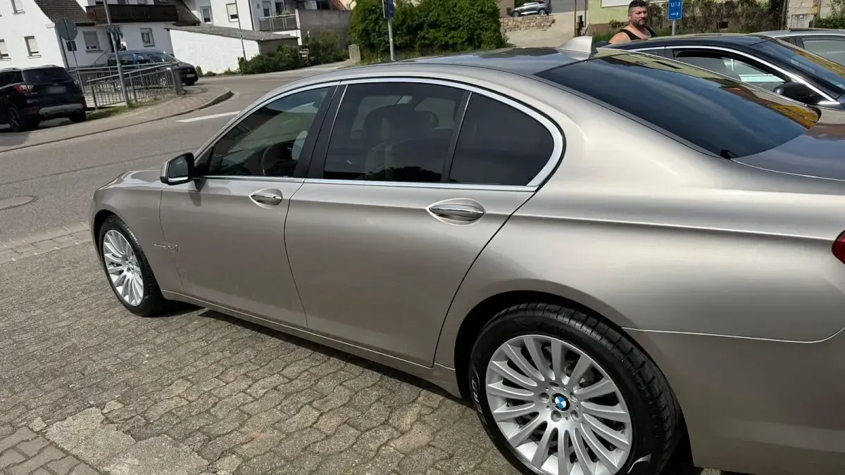 Gebraucht BMW 740 Sport Line 306 PS (225 kW) 2012 Andere farben Limousine