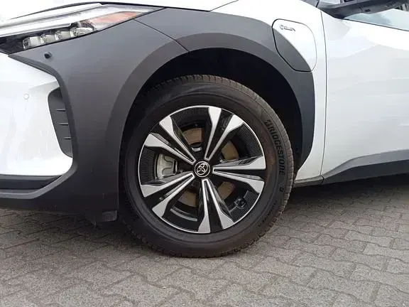 Gebraucht Toyota bZ4X 150 kW (204 PS) 2024 Platinumweiß perleffekt SUV