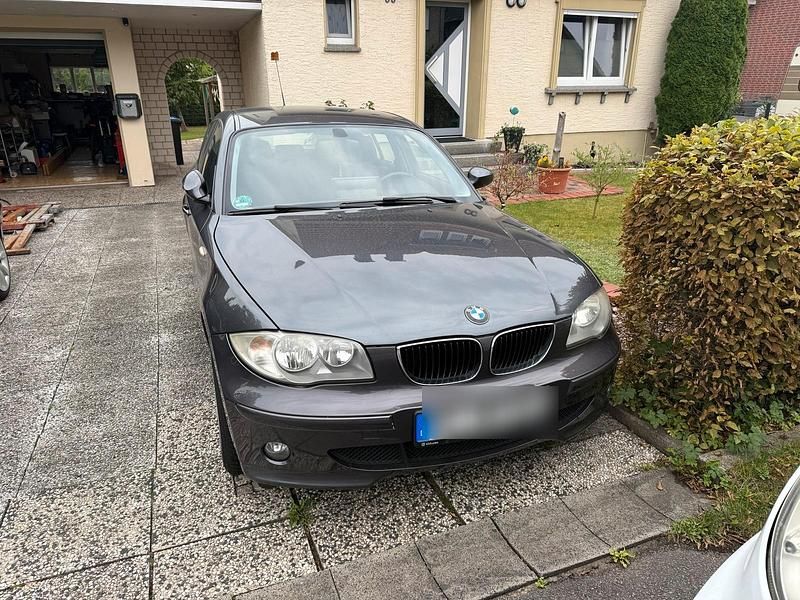 Grau Gebraucht 2006 BMW 118 Kleinwagen | 3.099 € - Bild 1/4