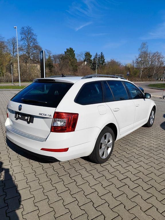 Gebraucht Skoda Octavia Ambition 150 PS (110 kW) 2014 Weiß Kleinwagen