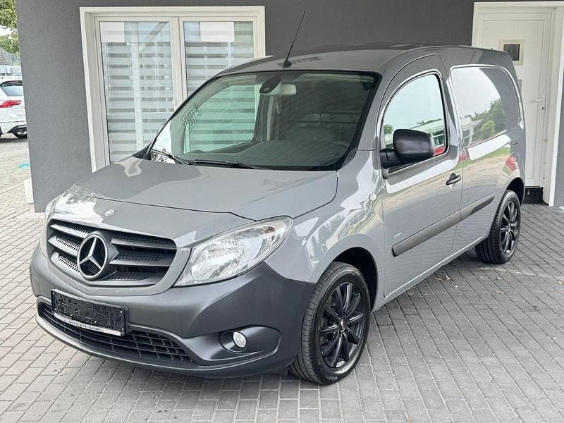 Grau Gebraucht 2016 Mercedes Citan 111 Van / Kleinbus | 8.490 € (Fairer Preis) - Bild 1/4