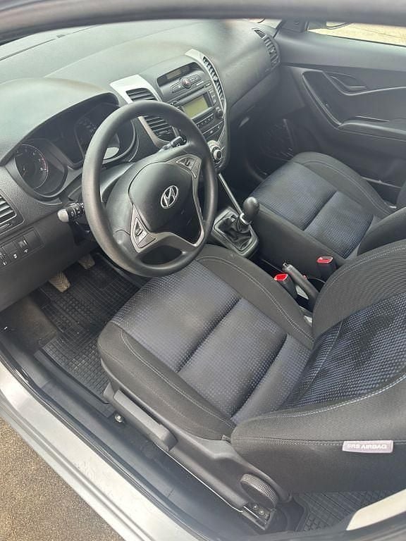 Gebraucht Hyundai ix20 Classic 90 PS (66 kW) 2012 Silber Kleinwagen