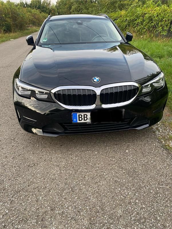 Schwarz Gebraucht 2020 BMW 320 Sport Line Kombi | 22.498 € (Guter Preis) - Bild 1/4