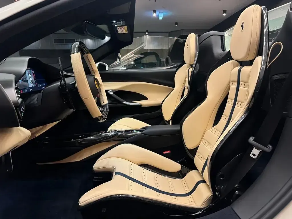 Gebraucht Ferrari 296 829 PS (609 kW) 2025 Weiß Cabrio
