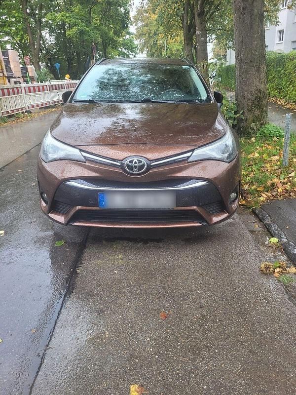 Braun Gebraucht 2015 Toyota Avensis Kombi | 9.500 € (Fairer Preis) - Bild 1/4