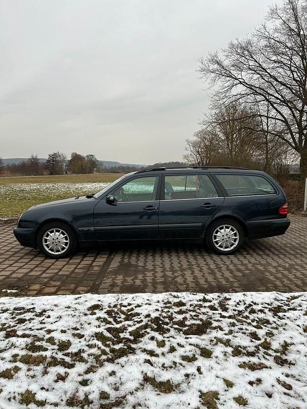 Gebraucht Mercedes E200 163 PS (119 kW) 2001 Schwarz Limousine