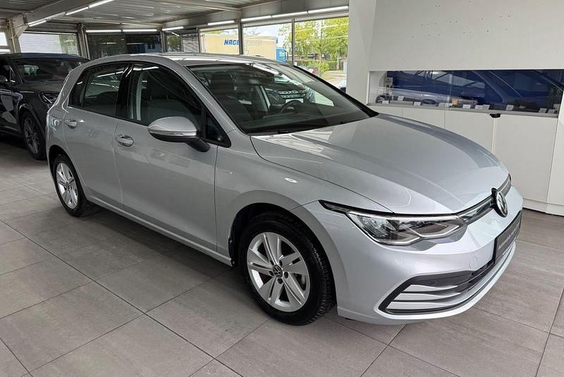 Silber Gebraucht 2023 VW Golf VIII Life Limousine | 19.990 € (Superpreis) - Bild 1/4