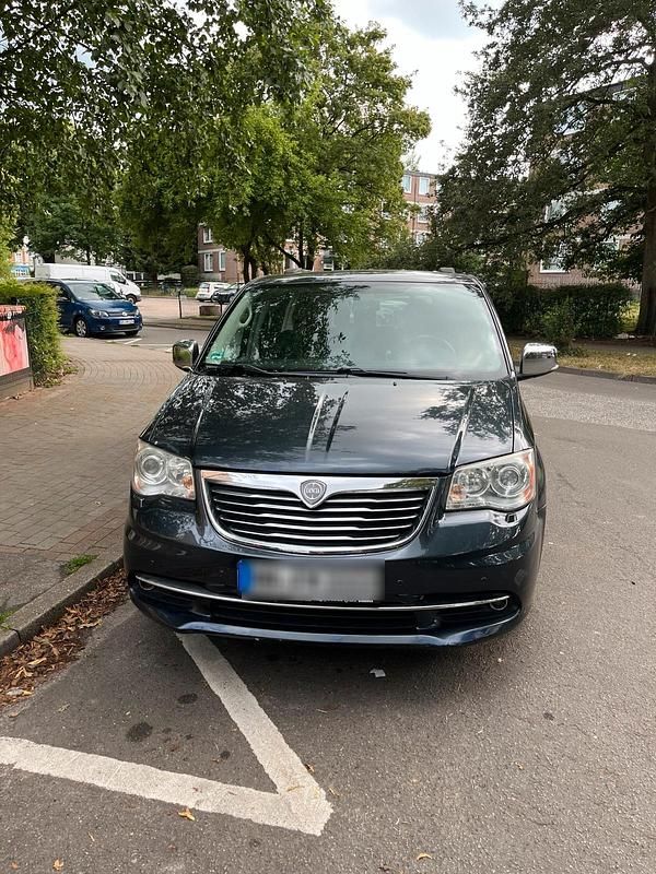 Schwarz Gebraucht 2013 Lancia Voyager Van / Kleinbus | 8.400 € (Guter Preis) - Bild 1/4