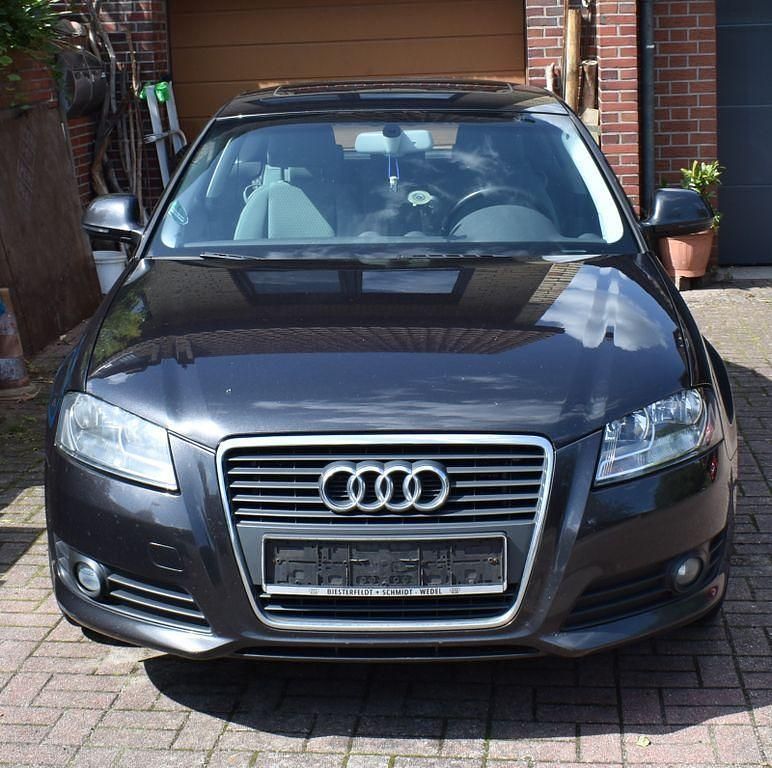 Grau Gebraucht 2010 Audi A3 Ambiente Limousine | 3.299 € (Superpreis) - Bild 1/4