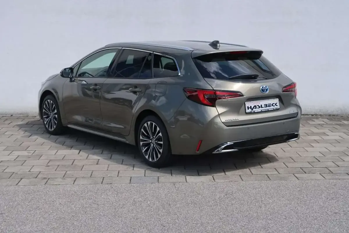Neu Toyota Corolla 178 PS (130 kW) 2025 Manganbronze metallic Kombi