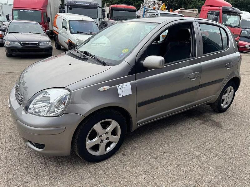 Grau Gebraucht 2005 Toyota Yaris Limousine | 2.250 € (Fairer Preis) - Bild 1/4
