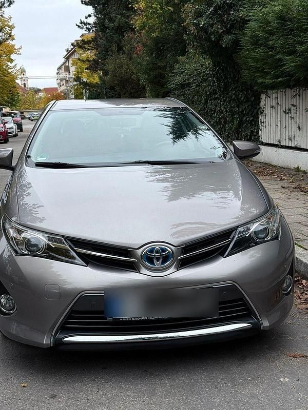 Braun Gebraucht 2014 Toyota Auris Hybrid Multidrive S Limousine | 11.000 € - Bild 1/4