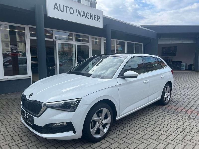 Weiß Gebraucht 2021 Skoda Scala Emotion Plus Kleinwagen | 16.990 € (Fairer Preis) - Bild 1/4