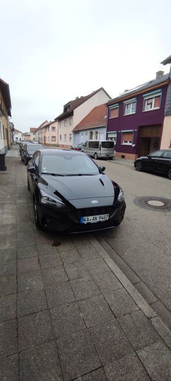 Schwarz Gebraucht 2020 Ford Focus ST-Line Limousine | 18.000 € (Fairer Preis) - Bild 1/4