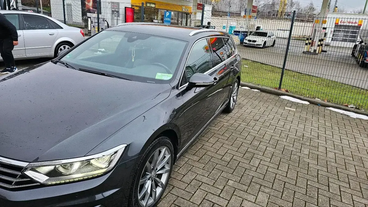 Gebraucht VW Passat R 150 PS (110 kW) 2018 Grau Kombi