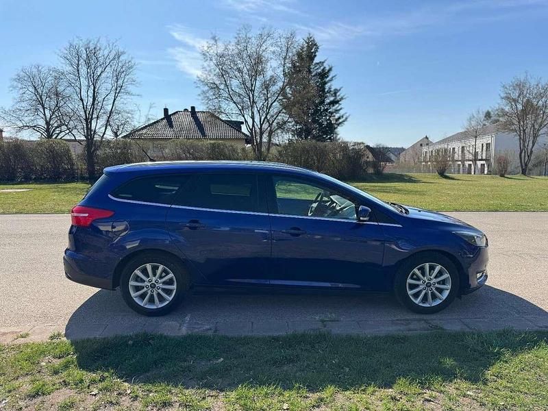 Blau Gebraucht 2015 Ford Focus Ambiente Kombi | 5.100 € (Superpreis) - Bild 1/4